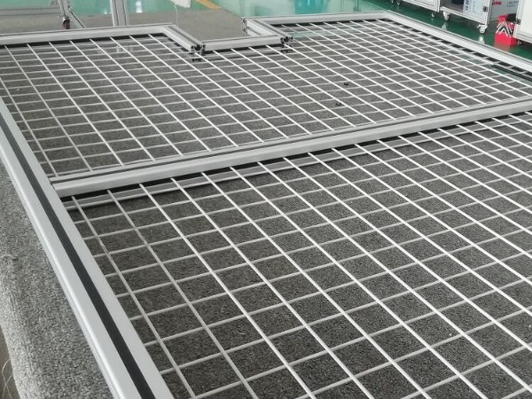 4040鋁型材組裝的工業(yè)圍欄網(wǎng)格是如何安裝上的？