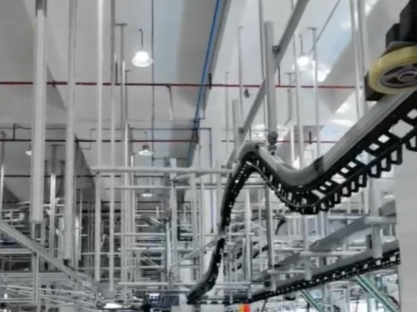 以前對(duì)比現(xiàn)在，服裝單軌框架吊掛系統(tǒng)的出現(xiàn)